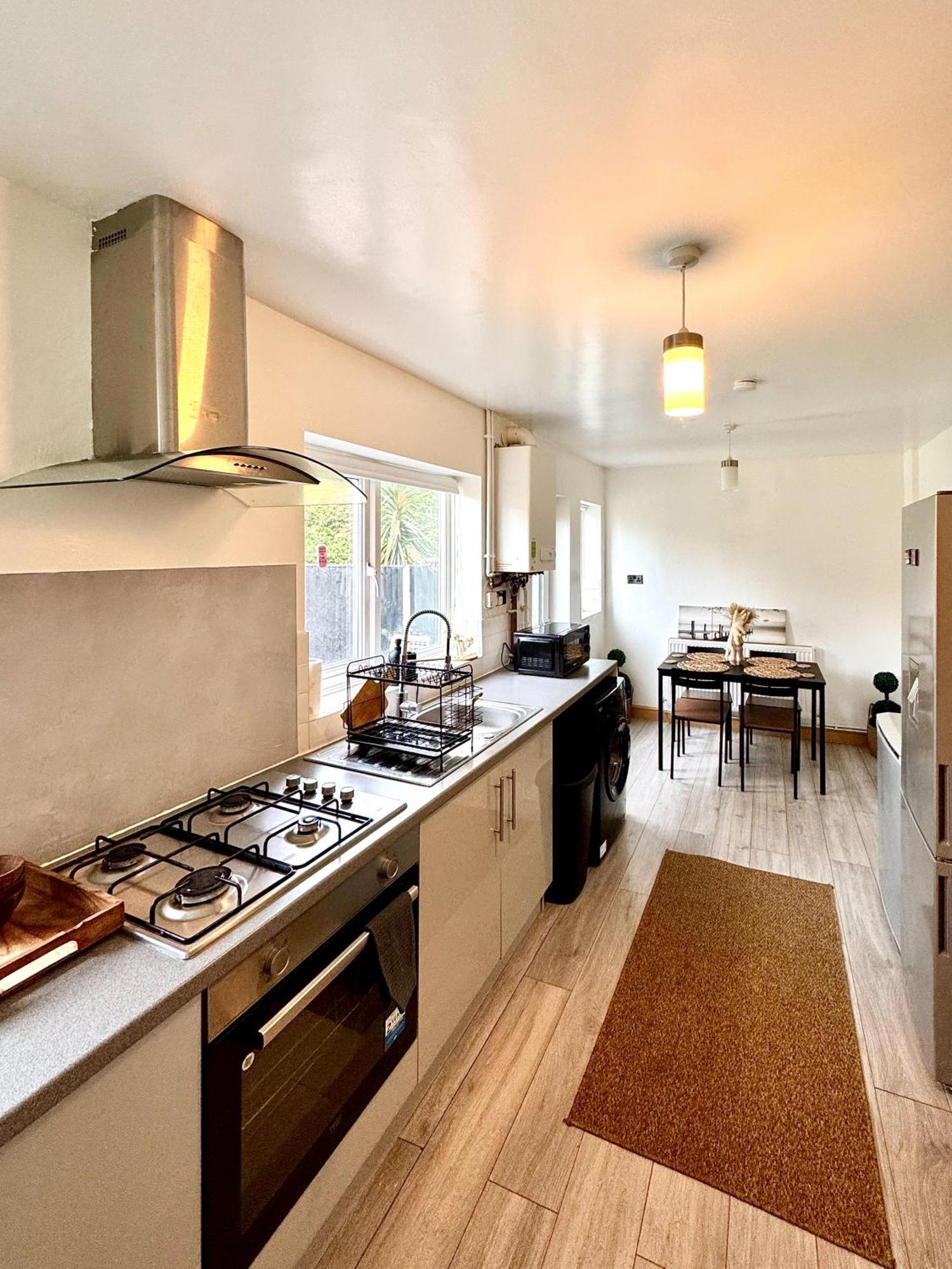 Contractor Haven- 3Bdr Crew House, Free Parking, Fast Wifi & Private Garden Apartment Nottingham Ngoại thất bức ảnh